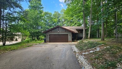 Building Photo - East Side Traverse City 3BR Home with Lake...