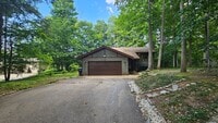 Building Photo - East Side Traverse City 3BR Home with Lake...