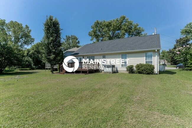 Building Photo - 4 Bedroom Pet-Friendly Home in Hendersonville, TN with Main Street Renewal