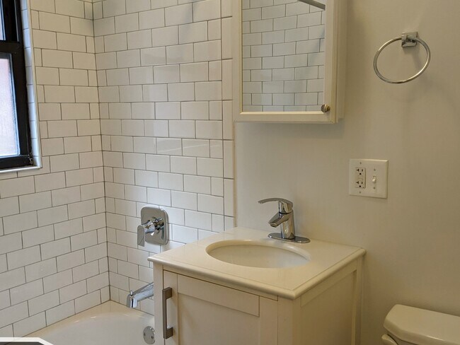 Building Photo - 2643 N Spaulding Ave
