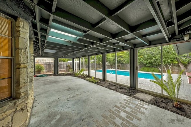 Building Photo - 12401 Knoll Ridge Dr