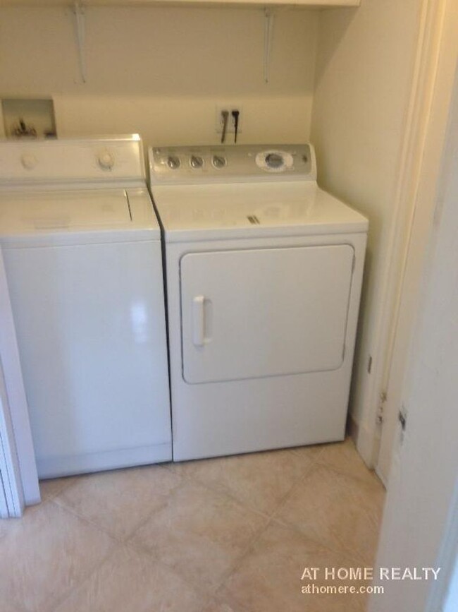 Building Photo - Charming Unit with Laundry in Unit and Par...