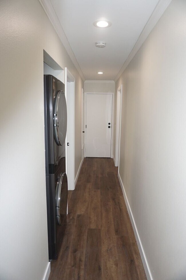 Building Photo - Highly Upgraded End Unit 2 Bedroom 2 Bathroom in Orange