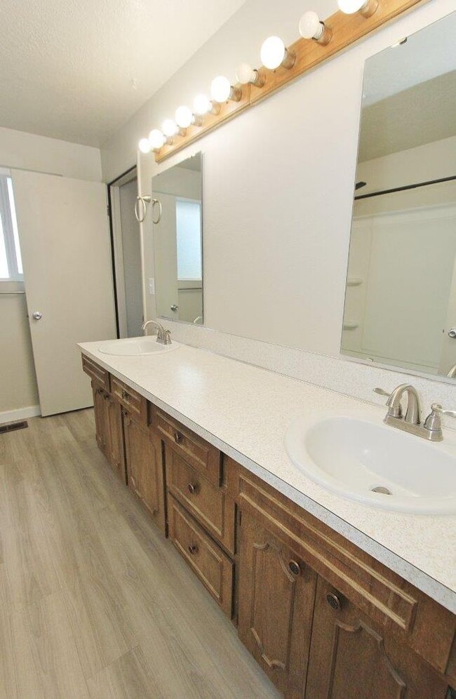 Building Photo - Spacious Home in Quiet Neighborhood