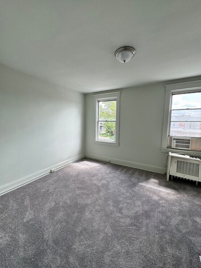 Building Photo - Rowhome for rent in Baltimore!