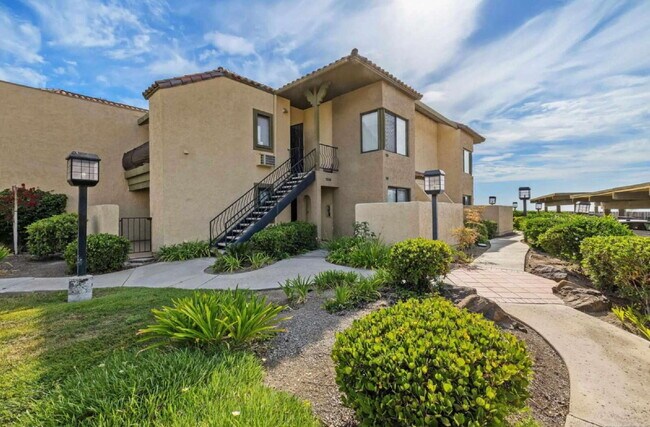 Building Photo - $2,900 - 2 Bed 2 Bath Condo in Del Cerro