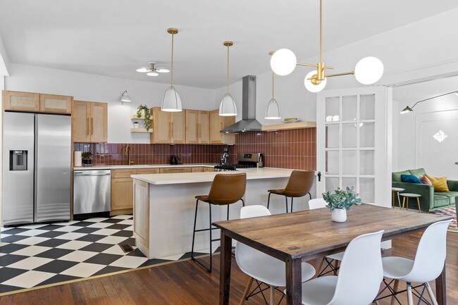 Building Photo - 3 Bed | 2 Bath | Fenced Backyard + Beautif...
