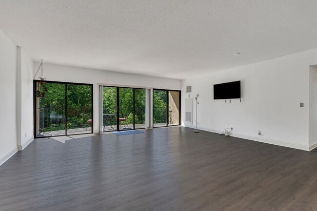 Building Photo - 6666 Brookmont Terrace