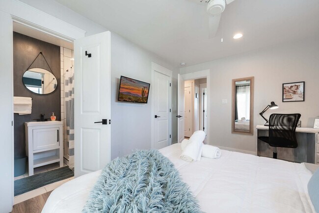 Building Photo - 4917 E Granada Rd