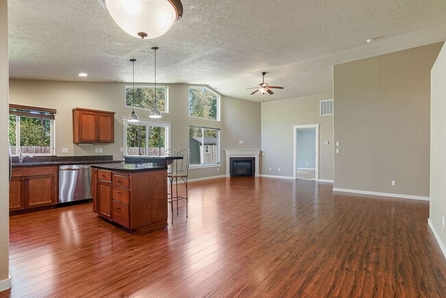 Building Photo - Well-Kept 3 bed, 2 bath home in South Salem