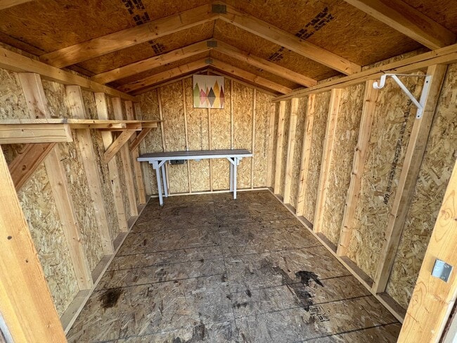 Building Photo - Industrial Style 3 Bedroom Home AVAILABLE JUNE!!!