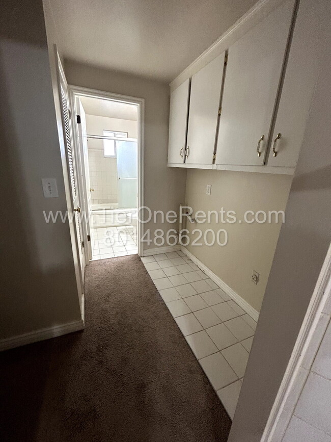 Building Photo - NO DEPOSIT option available for qualified ...
