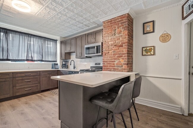 Building Photo - Tastefully updated  2-Bed, 1-Bath Gem in Troy Hill!