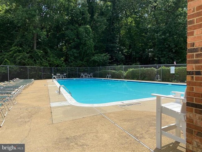 Building Photo - 3945 Lyndhurst Dr