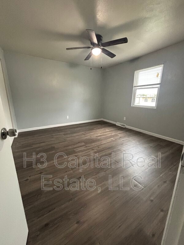 Building Photo - 421 Joseph Dr