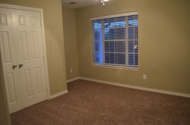 Building Photo - Available August 2026! 4 Bed/4 Bath Less t...