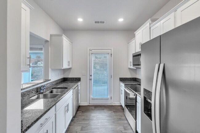 Building Photo - Beautiful 3 Bedroom / 2.5 Bath Townhome with Patio & Community Amenities $1,725/mo rent