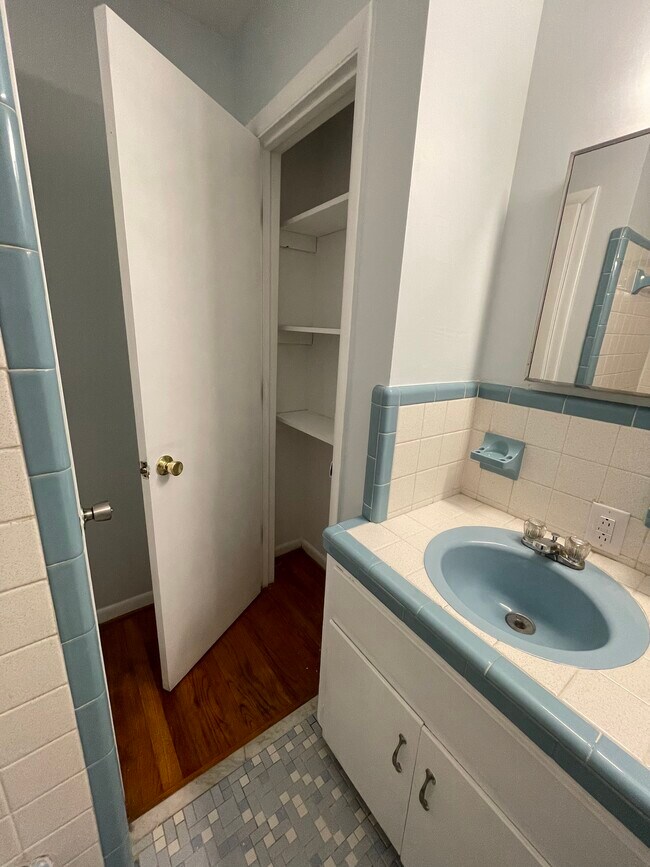 Main Bathroom - 15521 Calhoun Road