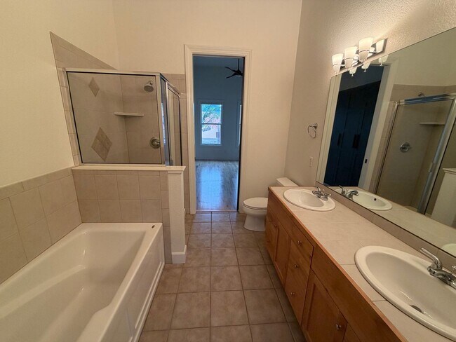 Building Photo - Gorgeous loft style condo in Downtown FC!