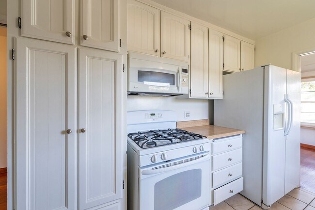Building Photo - Cozy El Segundo Home Rental!