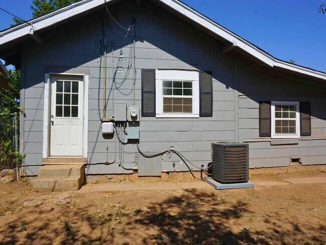 Building Photo - 2121 Ave I