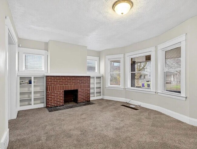 Building Photo - Spacious 5-bedroom, 2-bath single-family home