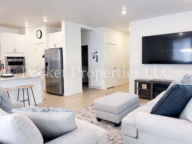 Building Photo - 577 W Norwich St