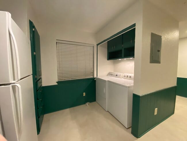 Building Photo - 1633 Glenn Bo Dr