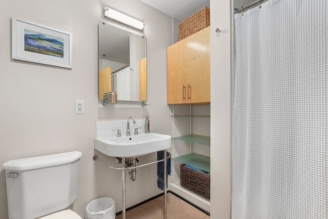 Building Photo - Stunning Pearl Loft with Washer/Dryer in Unit & Secure Parking