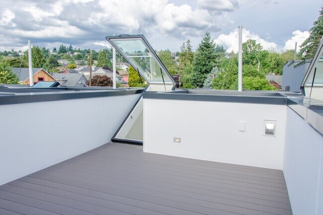 Building Photo - 2Bd/2Ba Seattle Townhouse