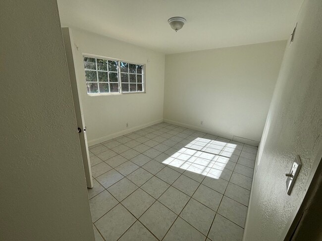 Building Photo - 1125 W Tunnell St