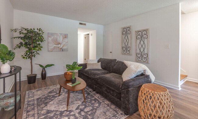 Building Photo - Charming 2-Bedroom, 1.5-Bath Townhouse in ...