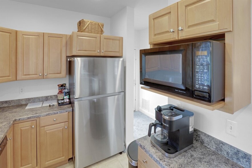 Building Photo - 13 Greenscapes, 9