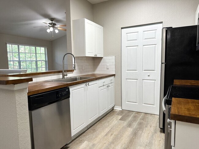 Building Photo - Crescent Place - 22-206