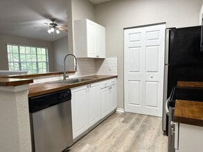 Building Photo - Crescent Place - 22-206