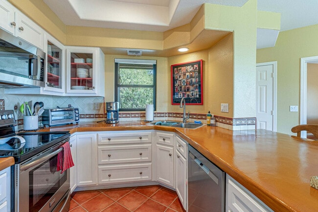 Building Photo - 6655 N Canyon Crest Dr