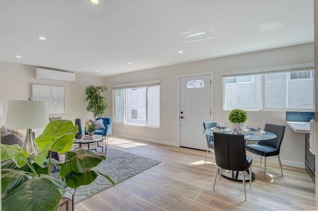 Building Photo - STUNNING REMODELED UPSTAIRS 2BD/2BA UNIT I...