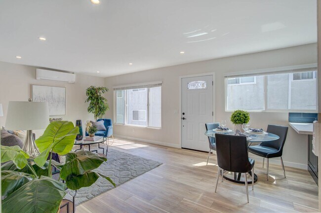 Building Photo - STUNNING UPGRADED UPSTAIRS 2BD/2BA UNIT IN...