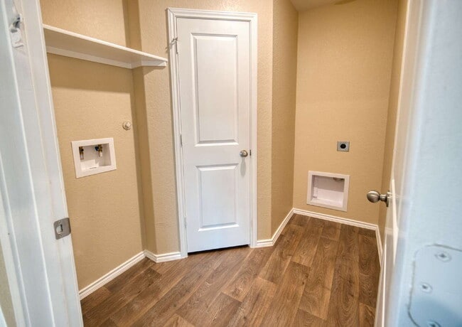 Building Photo - 3BD/2.5BA– ELECTRICITY INCLUDED!