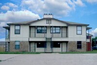 Building Photo - 1905 Cedarhill Dr