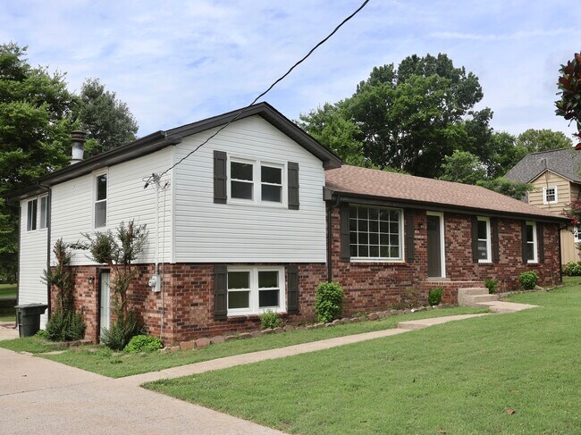 Building Photo - 129 Lake Point Dr