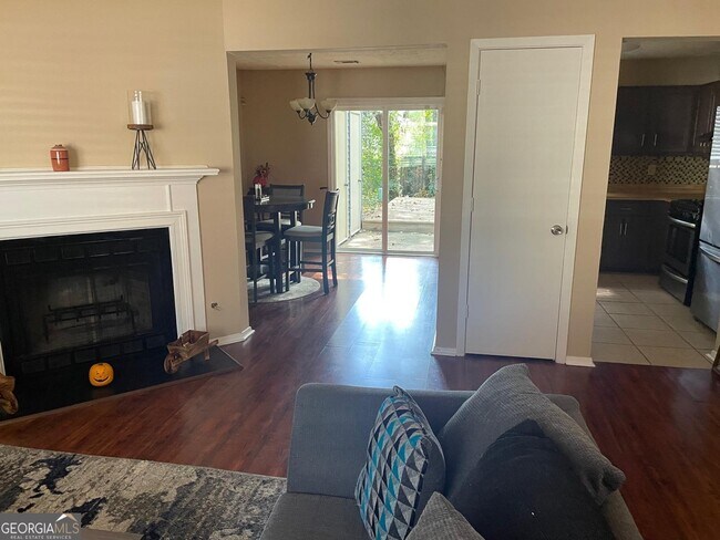 Building Photo - 5615 Wells Cir