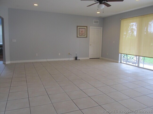 Building Photo - 10682 Old Hammock Wy