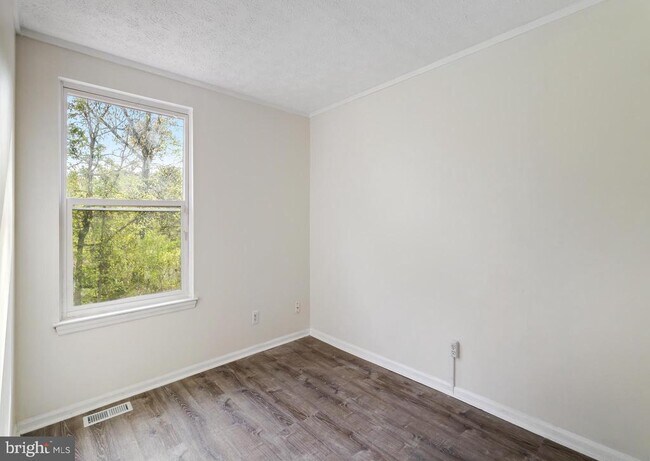 Building Photo - 8 Victoria Manor Ct