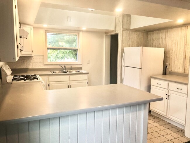 Building Photo - Charming Completely Remodeled Home!