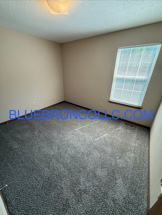 Building Photo - Spacious 4 bedroom unit with many features to love.