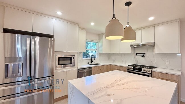 Building Photo - Your Ideal Modern Retreat with Enclosed Yard