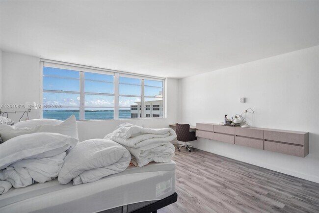 Building Photo - 825 Brickell Bay Dr