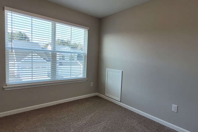 Building Photo - 3441 Alder Ave