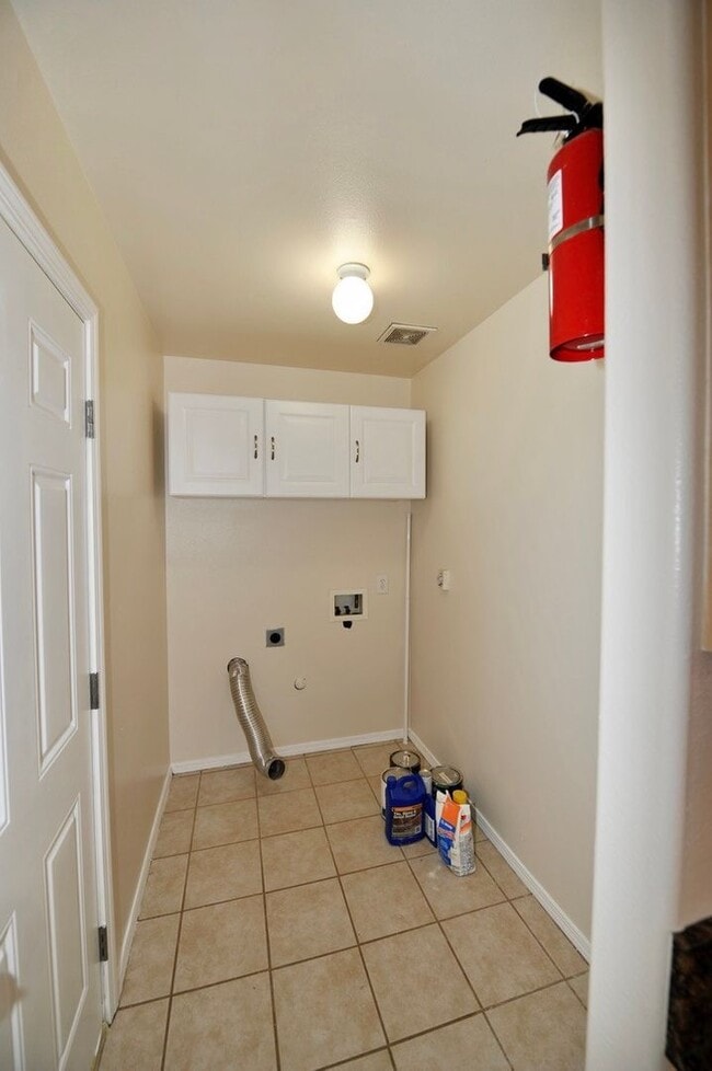 Building Photo - 3 bed 2 bath rancher duplex (stainless appliances & granite counters)
